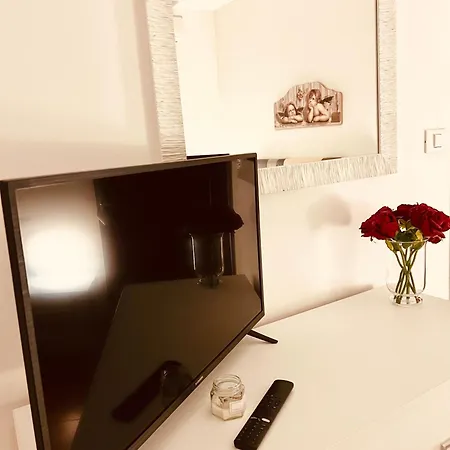 Cristina - Air Conditioning, Garden, Private Parking & Premium Beds شقة