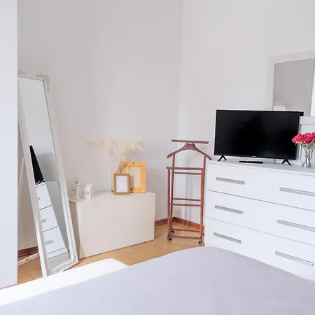Cristina - Air Conditioning, Garden, Private Parking & Premium Beds شقة